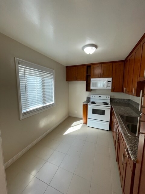 kitchen - 7261 Amigo Ave