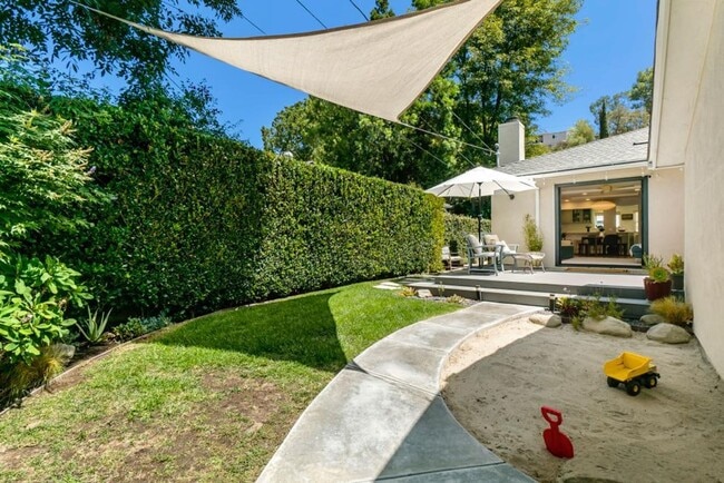 Building Photo - A charming 3-bedroom, 2.5 bath home in Don...
