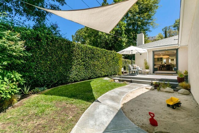 Foto del edificio - A charming 3-bedroom, 2.5 bath home in Don...