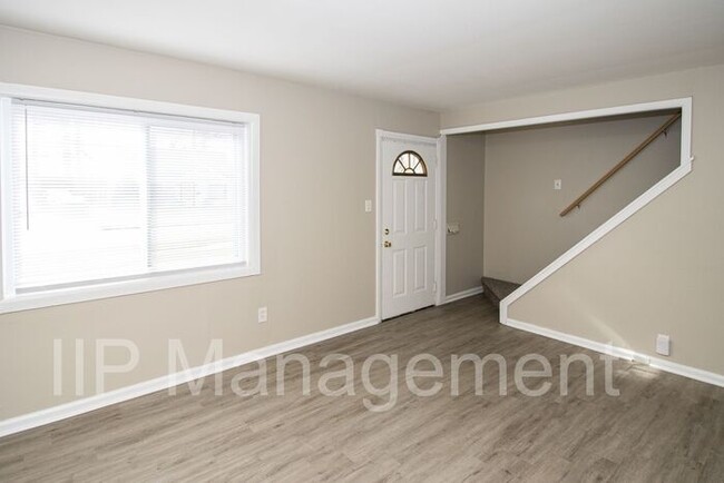 Building Photo - Beautiful 3 bedroom 1 bathroom in Euclid!