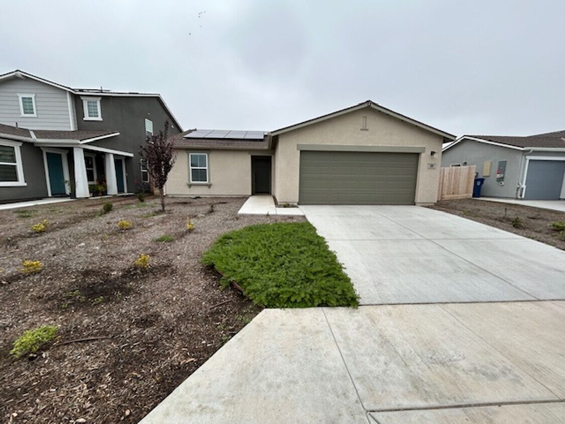 Building Photo - 490 Cromley St