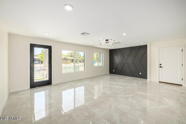 Foto del edificio - 1261 E Cambridge Ave