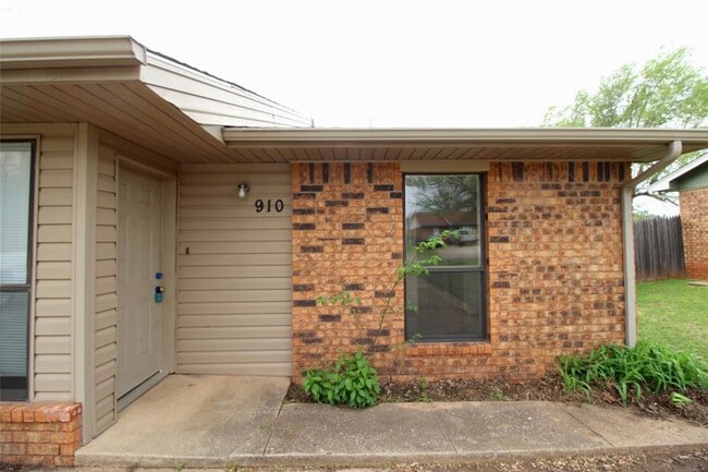 Building Photo - 910 Aspen Ct