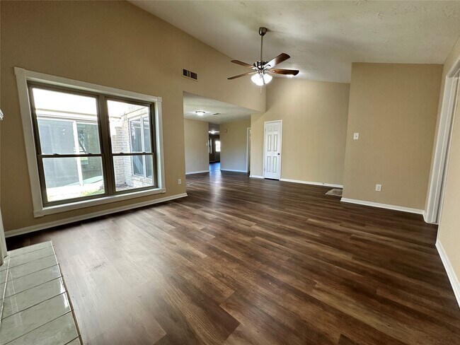 Foto del edificio - 1606 Stone Lake Dr