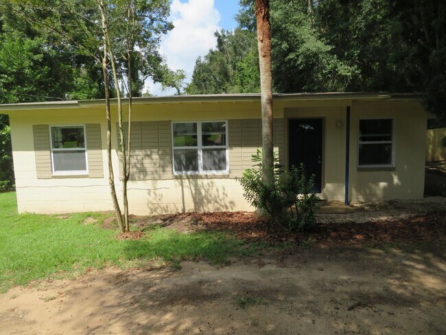 Building Photo - Beautiful House with Vinyl plank floors & ...