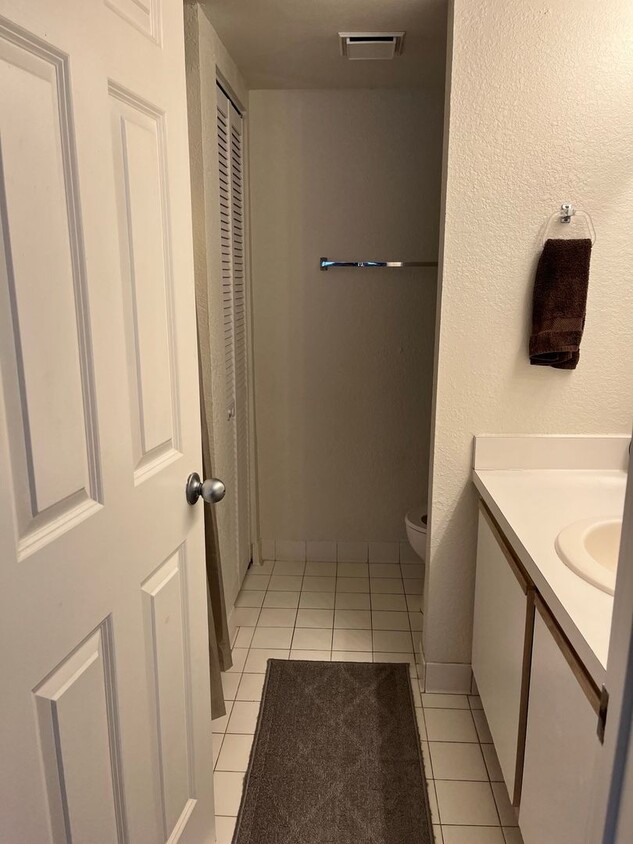 Building Photo - Convenient Condo with Pool!