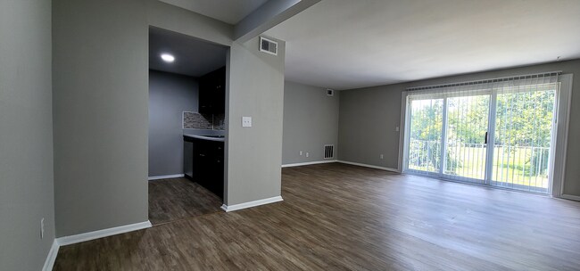 Foto del edificio - Spacious top floor  2 bedroom 1 bath Apart...