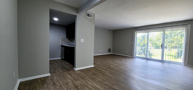 Building Photo - Spacious top floor  2 bedroom 1 bath Apart...