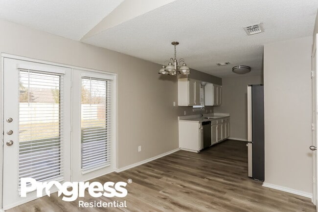 Building Photo - 6004 Cool Springs Dr