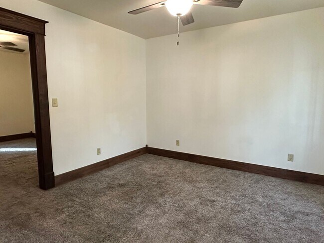 Building Photo - One Bedroom Apartment - All Utilities Paid
