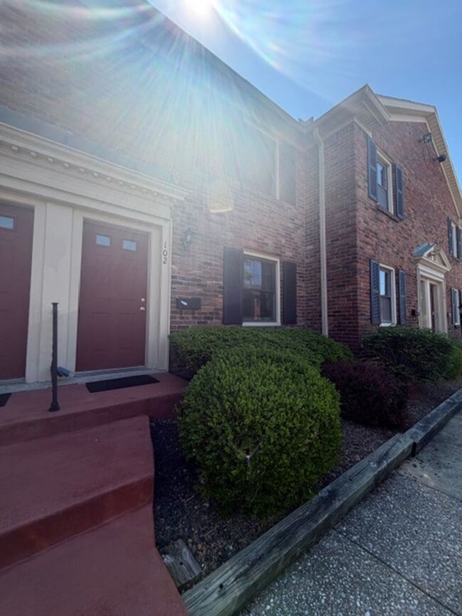 Building Photo - 102 Hampton Dr