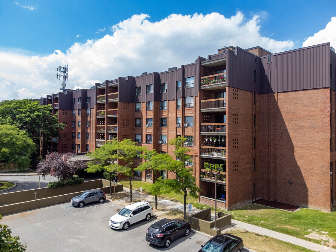 Primary Photo - Warren Court Apartments