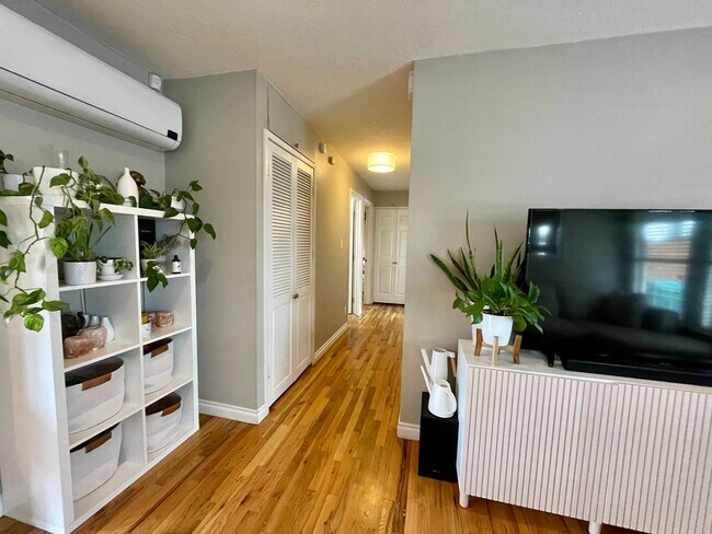 Foto del edificio - Charming 3Bed 2Bth Montavilla Neighborhood with Detached Additional Living Area and Backyard Grea...