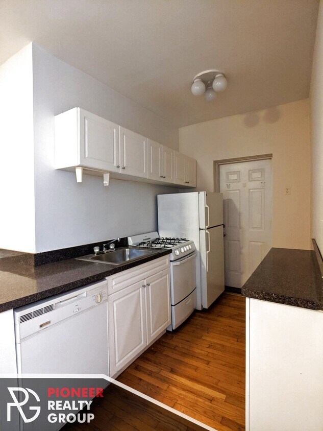 Primary Photo - 662 W Cornelia Ave