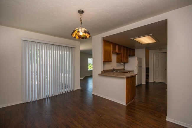 Foto del edificio - 3BR Townhome with Spacious Fenced Yard!