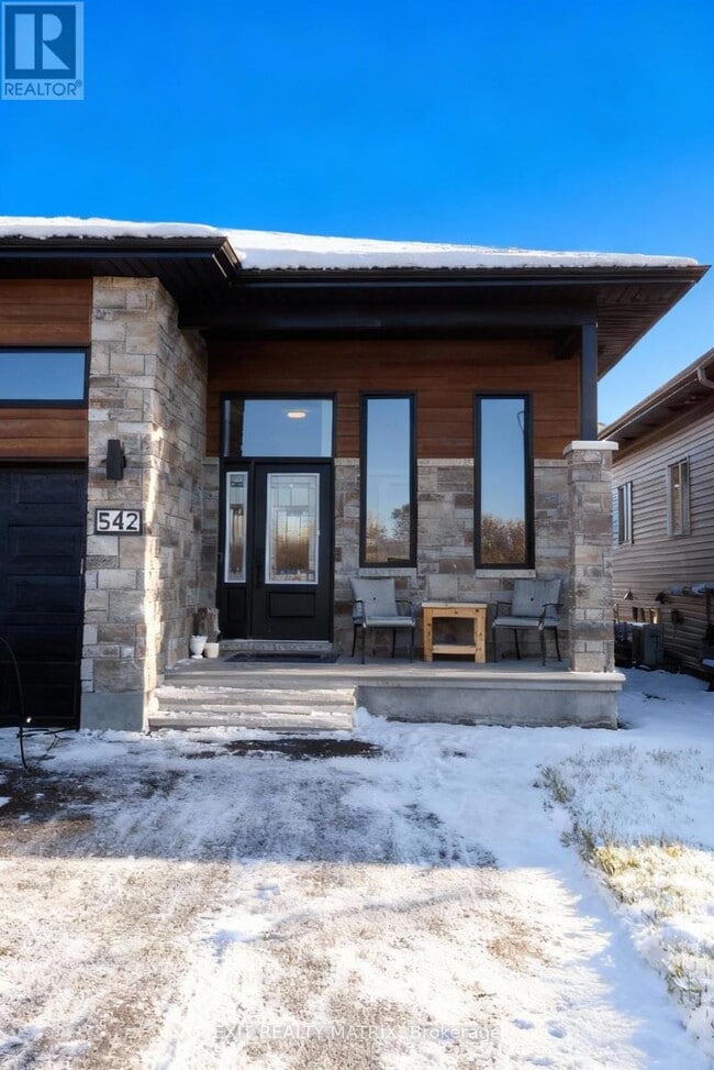 Building Photo - 542 Angèle St