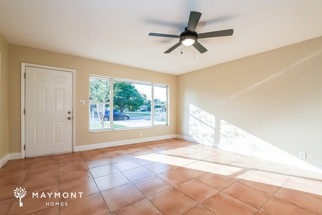 Building Photo - 518 Elm Dr