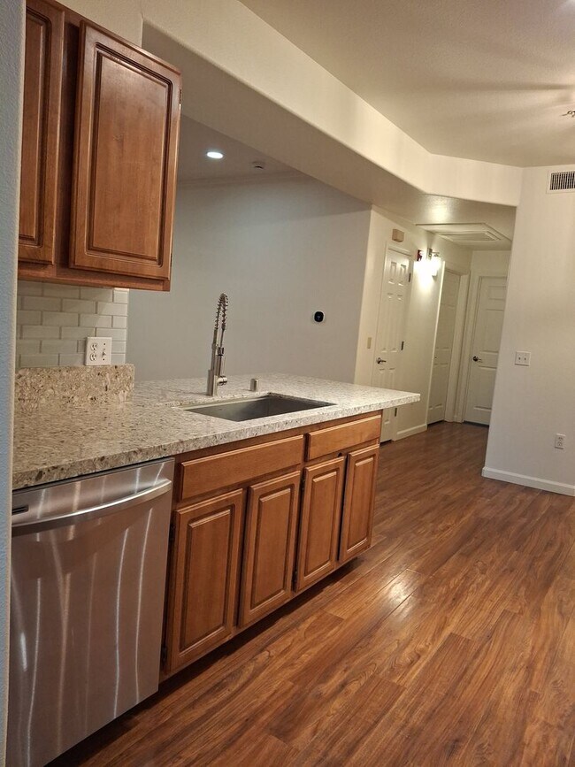 Foto del edificio - Modern Condominium - 3 Bed, 2 Bath - Gated Community - Access to Pool, Gym, and More!