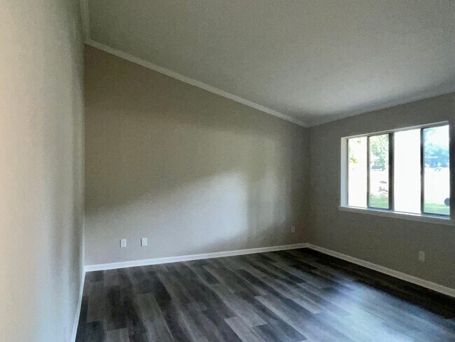Foto del edificio - Updated 3 Bed/1.5 Bath Ranch In Serene Nei...