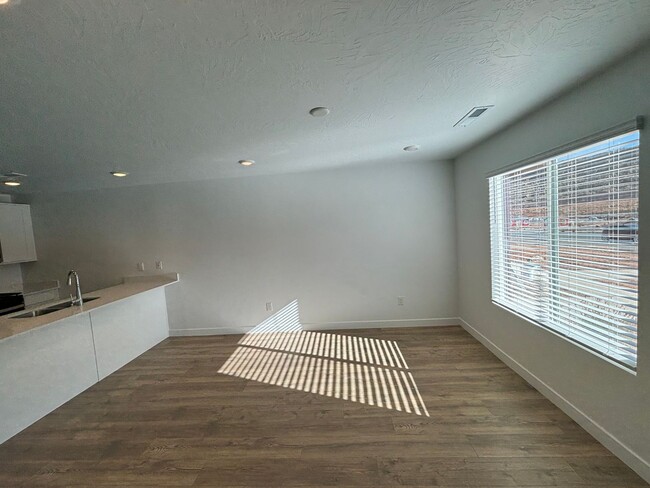 Foto del edificio - Brand New Elkhorn Townhome