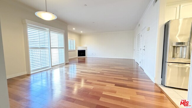 Building Photo - 956 S Wilton Pl