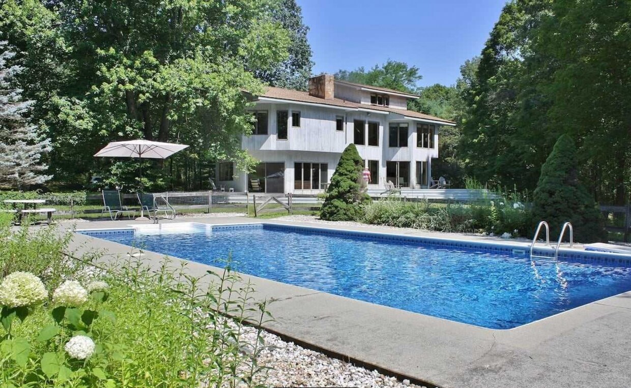 Primary Photo - 242 Lake Dr