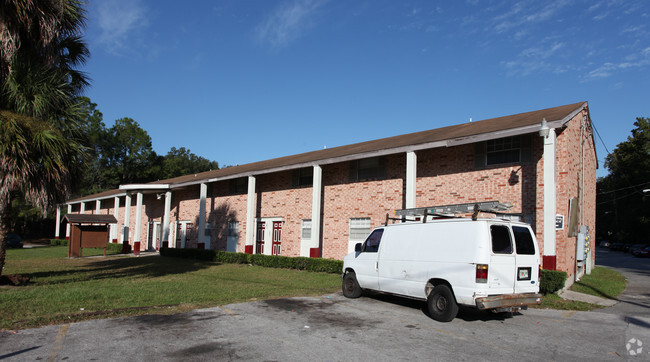 Primary Photo - Lake Park Colonial Apartments by ARIUM