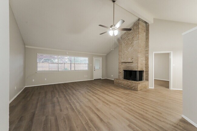 Foto del edificio - 2406 Heathergold Dr