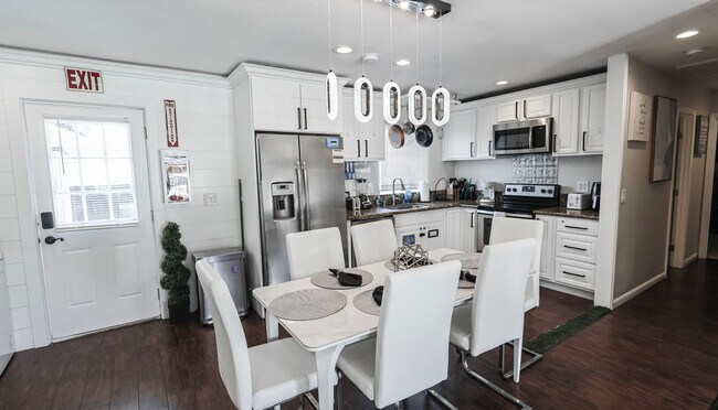 Building Photo - 660 Sunnyside Ave