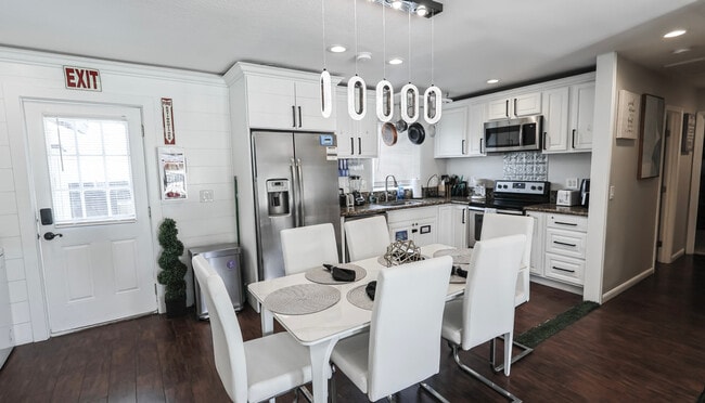 Building Photo - 660 Sunnyside Ave