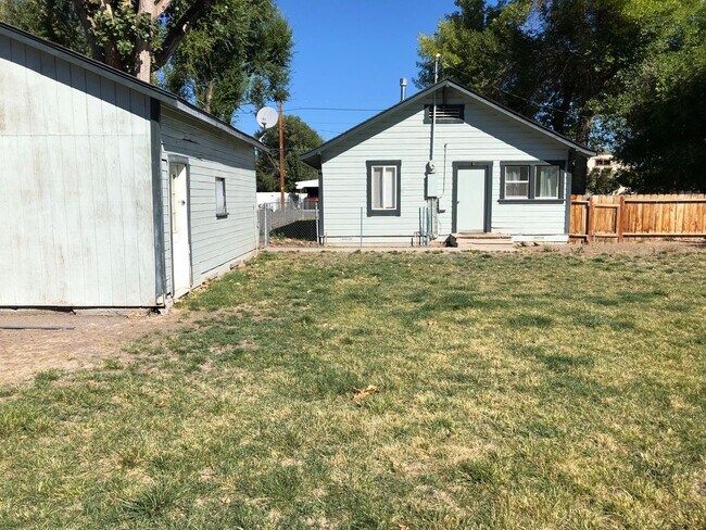 Building Photo - 415 E Modoc St