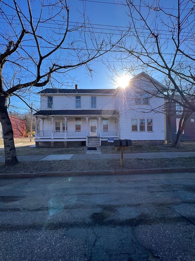 Building Photo - 907 Forest St