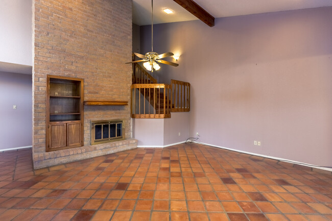 Foto del edificio - Two-story - 2 bedroom/ 2.5 bath townhome -...