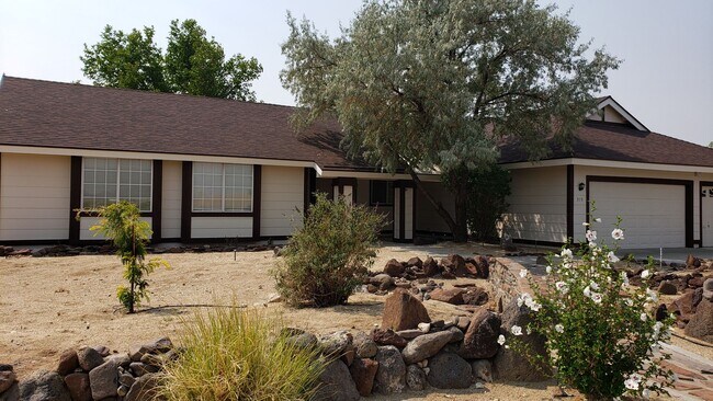 Foto del edificio - ONLY $2,550 PER MONTH FOR THIS SPACIOUS RANCH STYLE HOME -  2056 SQ FT / 3BDRM/2BATH/3GARAGE ON O...