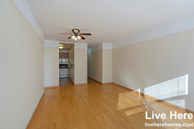 Building Photo - 833 W Buena Ave