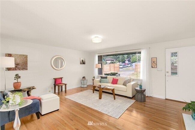 Foto del edificio - Midcentury Modern Rambler with Designer Kitchen & Spacious Fenced Yard