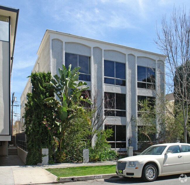 Building Photo - 340 S Elm Dr