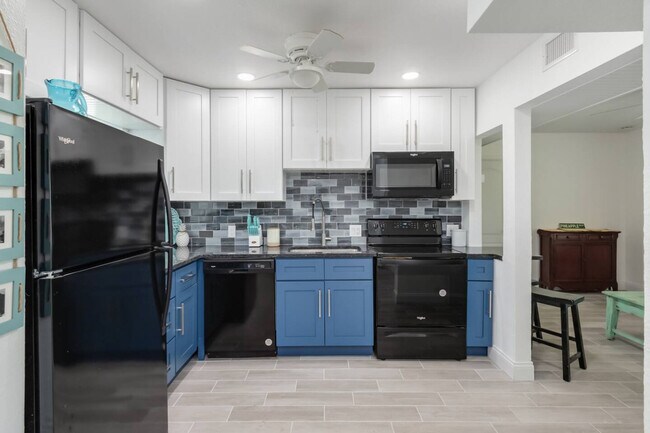 Building Photo - 2362 Pineapple Ave