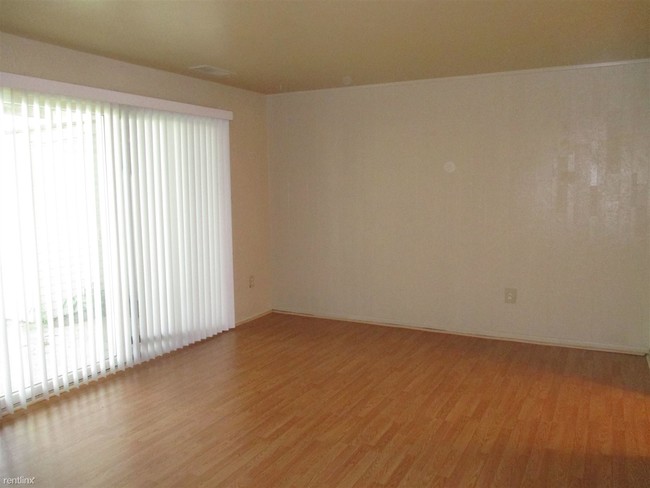 Building Photo - 3 br, 1.5 bath Townhome - 136 Coralwood Rd