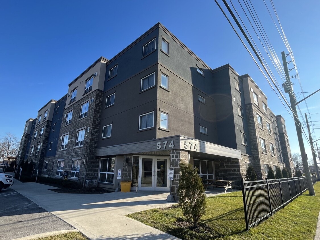 Primary Photo - Old Oak Place