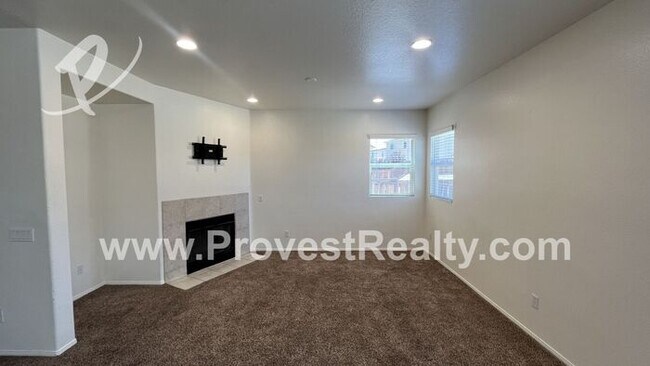 Building Photo - Large 4 Bed, 2.5 Bath Hesperia Home!