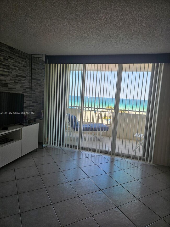 Foto del edificio - 3180 S Ocean Dr