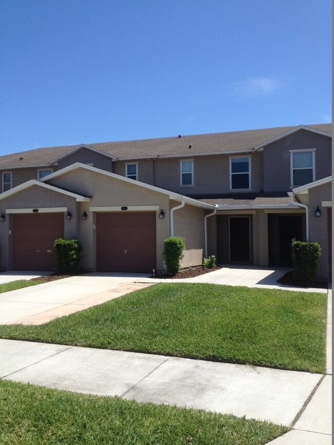 Building Photo - Great 2 Bedroom 1.5 Bath Townhome in Tuscany Village East of SR 16