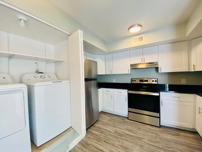 Building Photo - 1/2 Off First Month! Remodeled Townhome in...