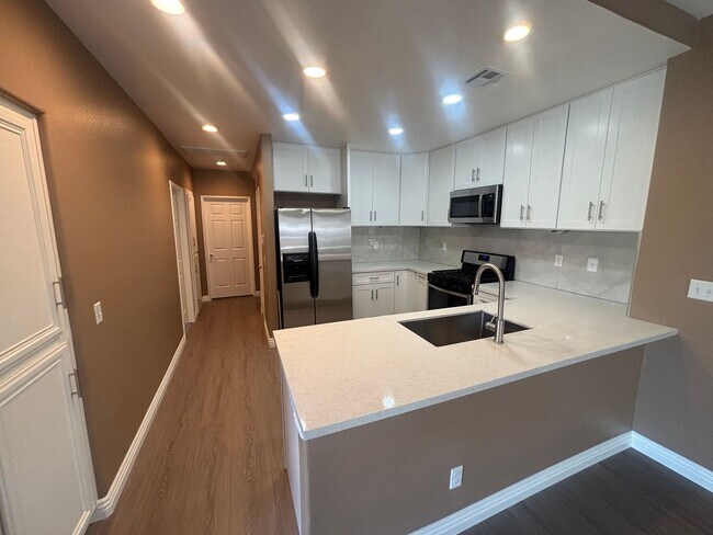 Foto del edificio - Beautiful 2-Bedroom Upper Corner Unit Townhome in Stevenson Ranch!