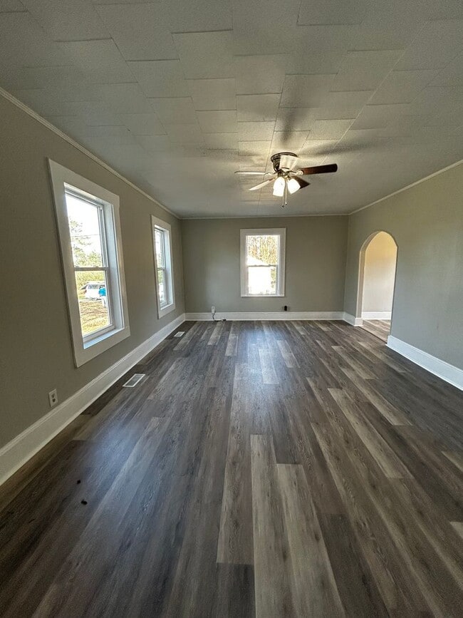 Building Photo - charming 3-bedroom, 2-bathroom haven nestled in the heart of Ringgold, GA