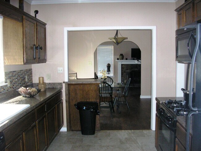 Foto del edificio - 9001 Colonel Glenn Rd