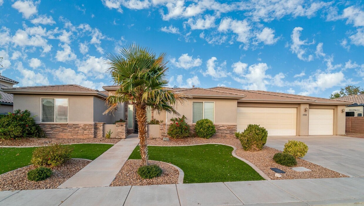 Primary Photo - Washington Fields Home with Casita!