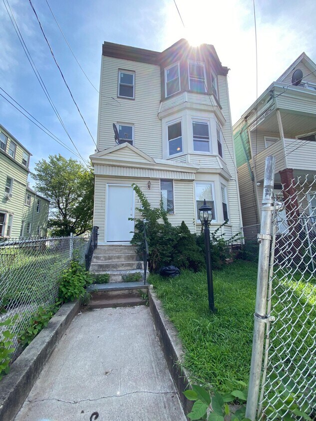 Primary Photo - 194 Fairmount Ave