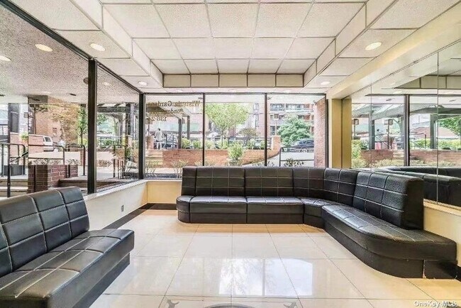 Foto del edificio - 136-24A Maple Ave